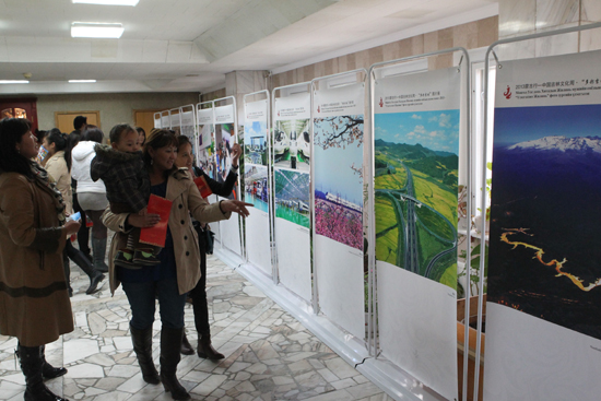 “多彩吉林”图片展及吉林民间艺术表演在蒙举行