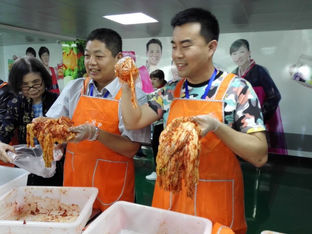 海外华文媒体记者体验辣白菜制作