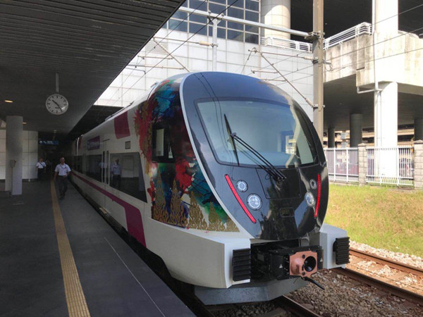 “赤道动车组”正式运营 马来西亚迎来中国造铰接式列车