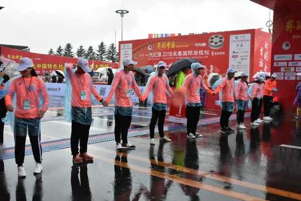 吉林华桥外国语学院志愿者助力2018长春国际马拉松