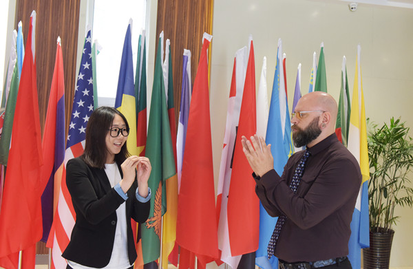 全国首次“手语翻译专业建设和人才培养国际研讨会”在吉林华桥外国语学院召开