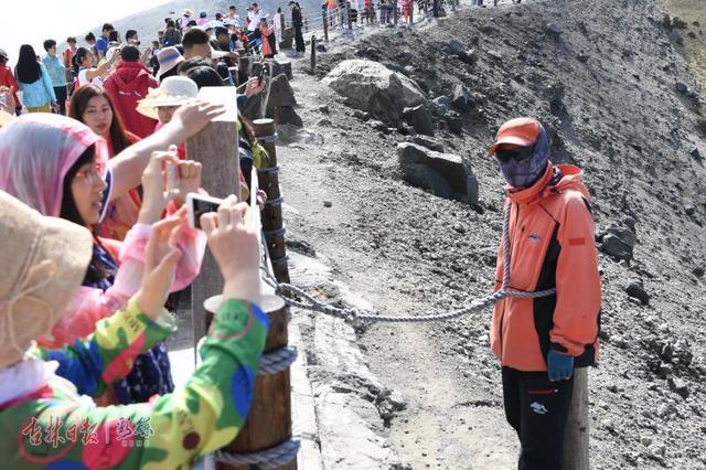 长白山旅游高峰期第一天，2万多名游客安全上山，他们是幕后的“保护神”